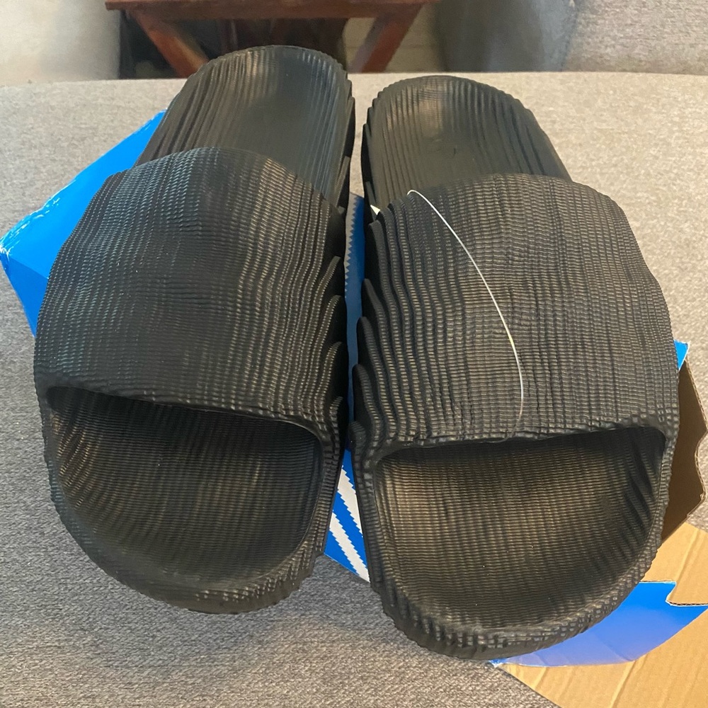 Adidas Adilette 22 size 12 (men’s) black